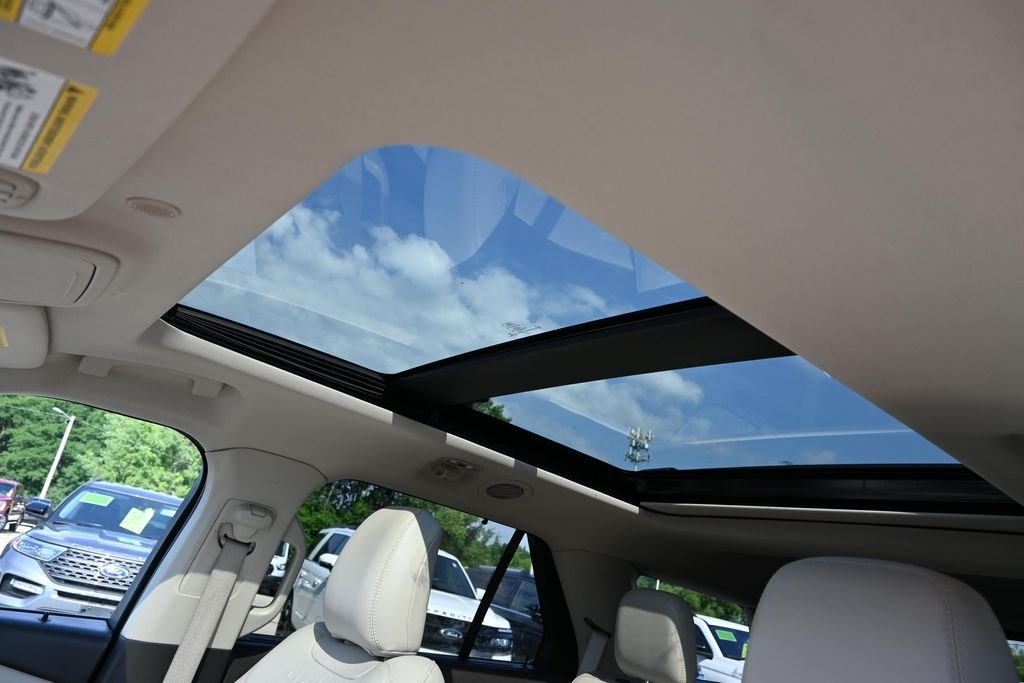 Used 2020 White Metallic Ford Platinum image 18