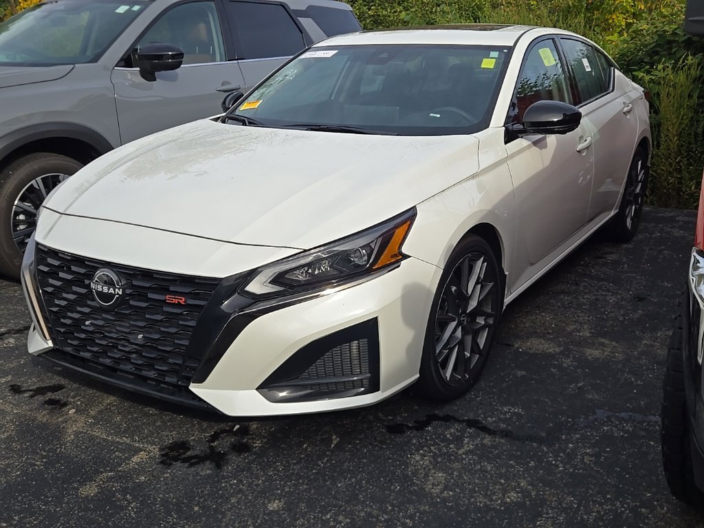 Used 2023 White Nissan 2.0 SR image 5