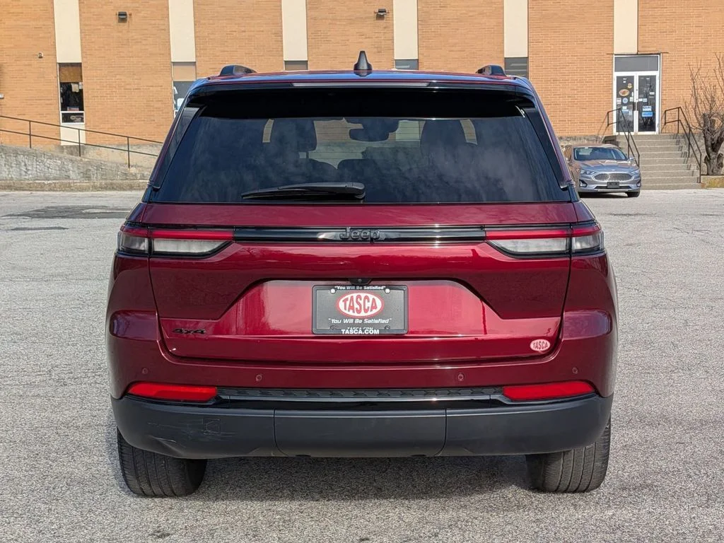 Used 2023 Red Jeep Altitude X image 4