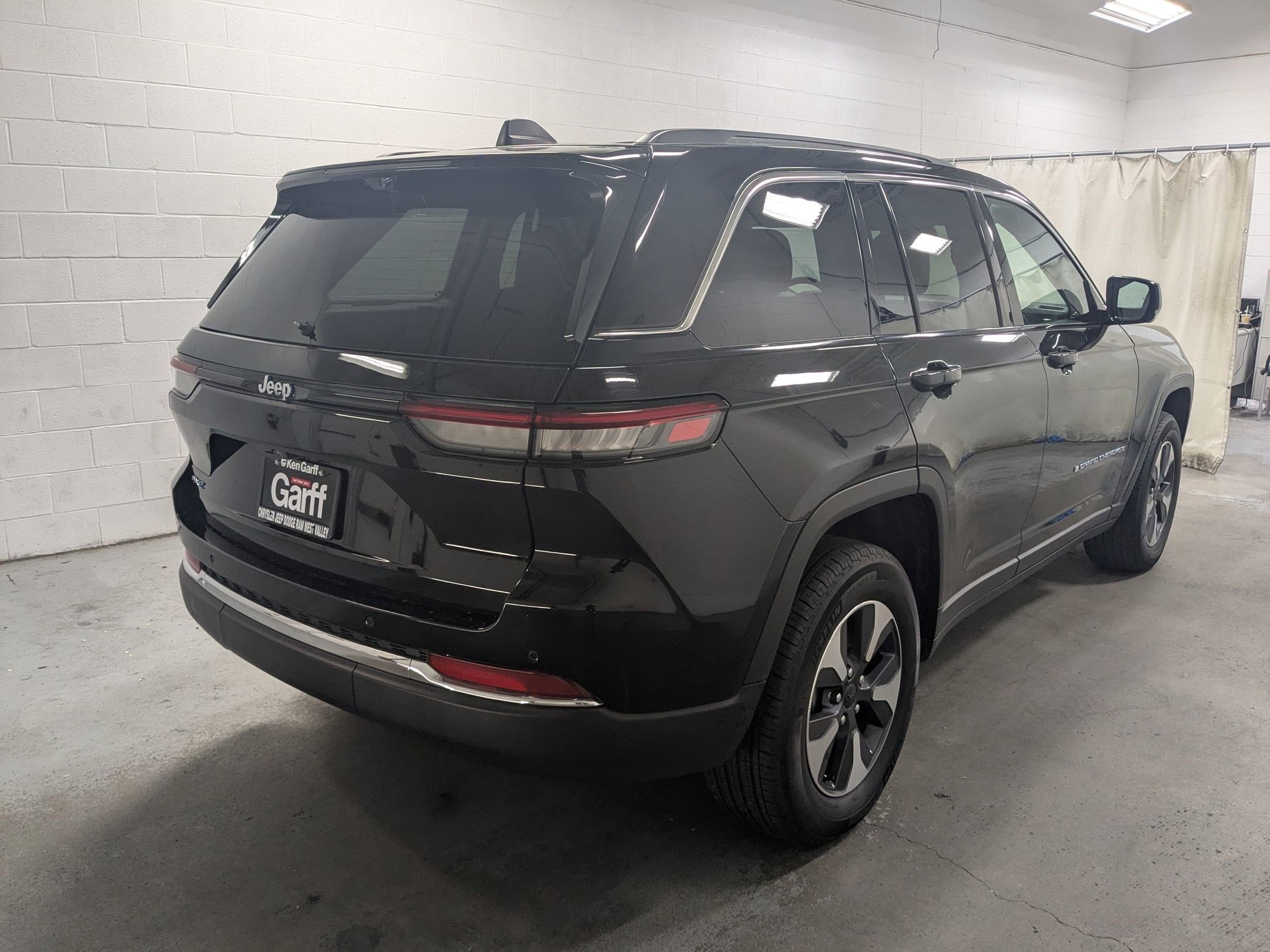 Used 2022 Diamond Black Crystal Pearlcoat Jeep 4xe image 4