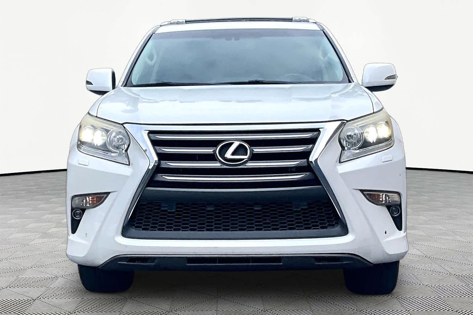 Used 2015 Starfire Pearl Lexus Luxury image 3