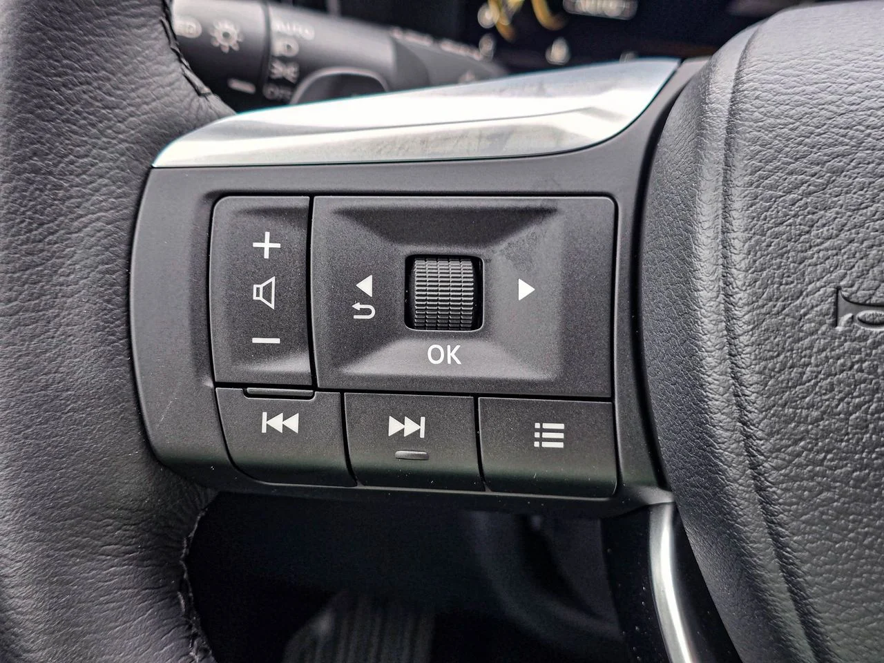 New 2027 2T RAD WHT INFINITI Sport AWD image 22