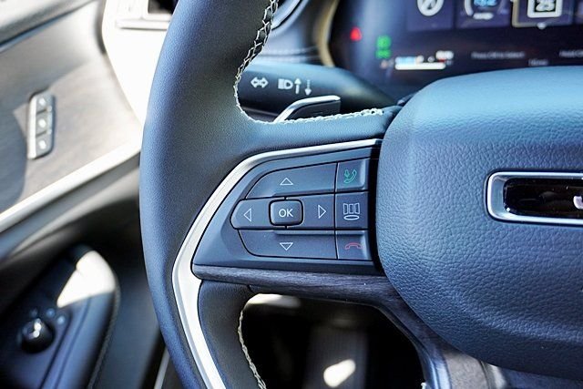 New 2026 Diamond Black Crystal Pearl-Coat Exterior Paint Jeep Limited image 39