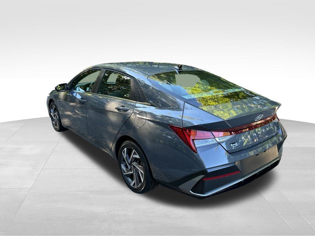Used 2025 Gray Hyundai SEL Convenience image 3