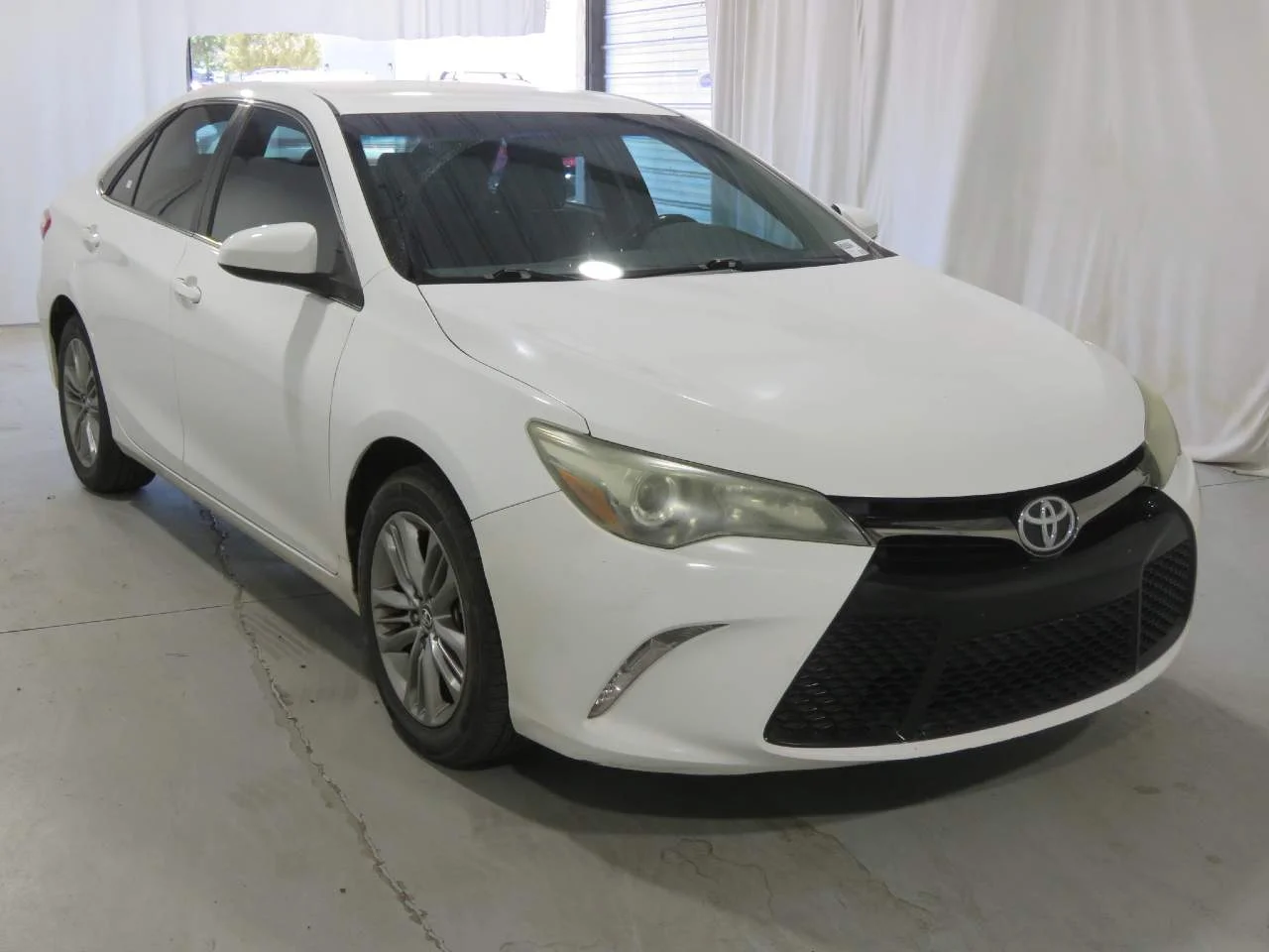 Used 2016 Super White Toyota XLE image 3