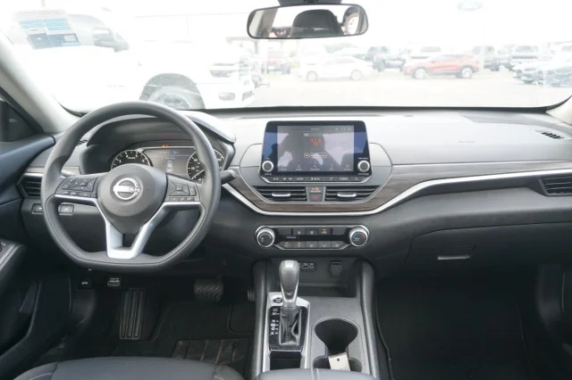 Used 2025 WHITE Nissan SV image 21
