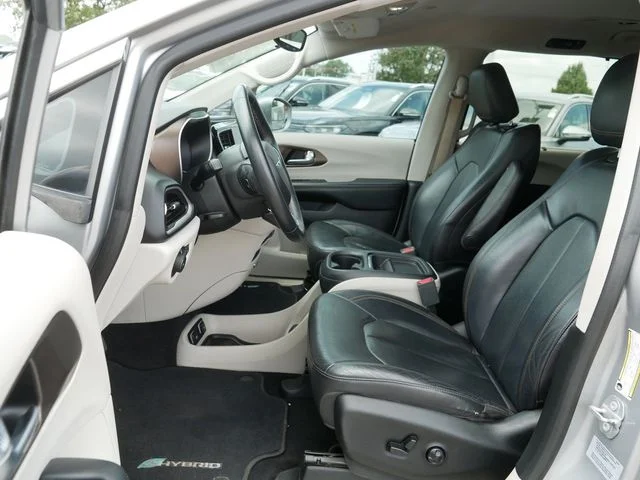 Used 2017 Silver Chrysler Premium image 13