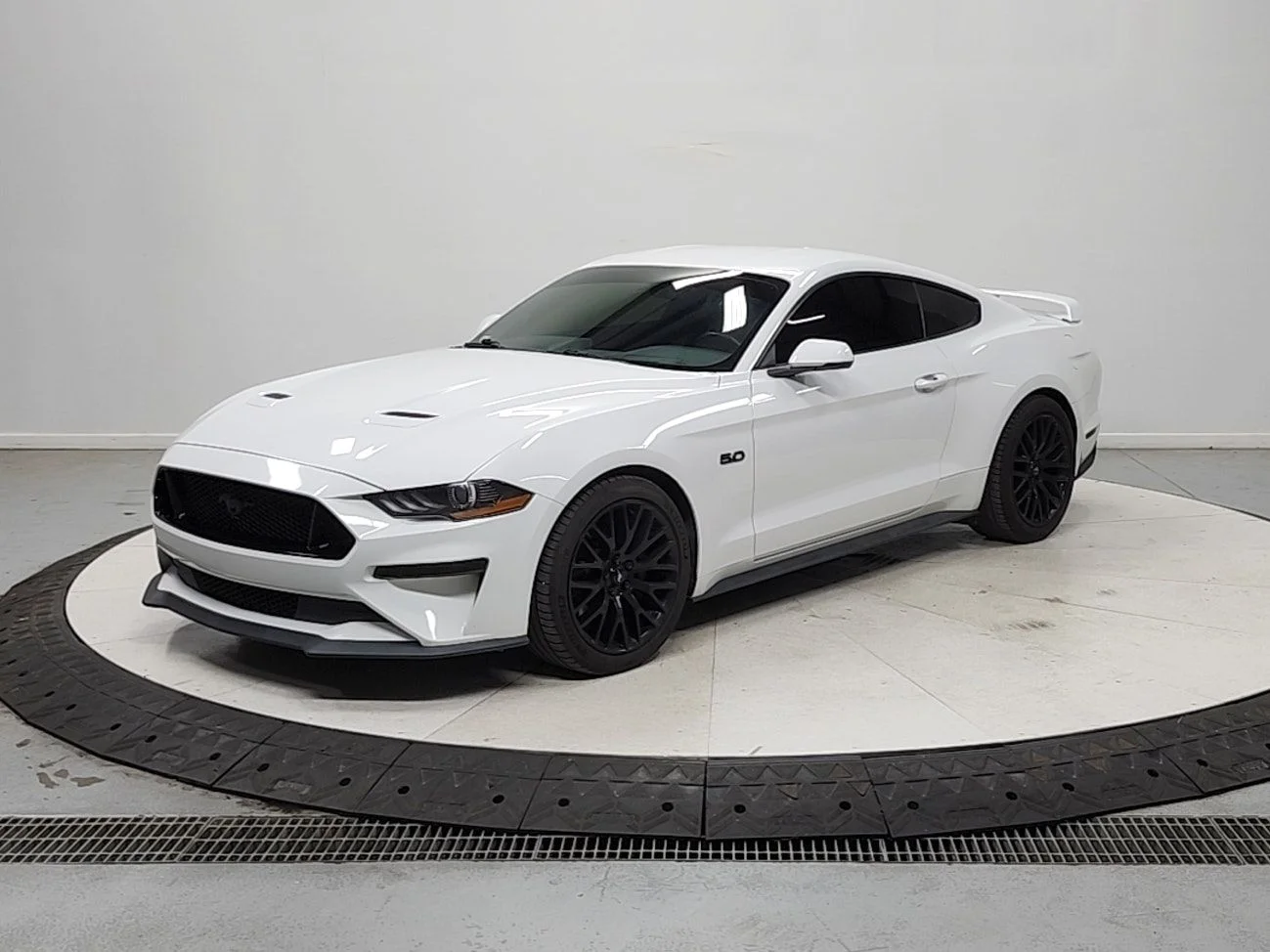 Used 2019 White Ford GT Premium image 3