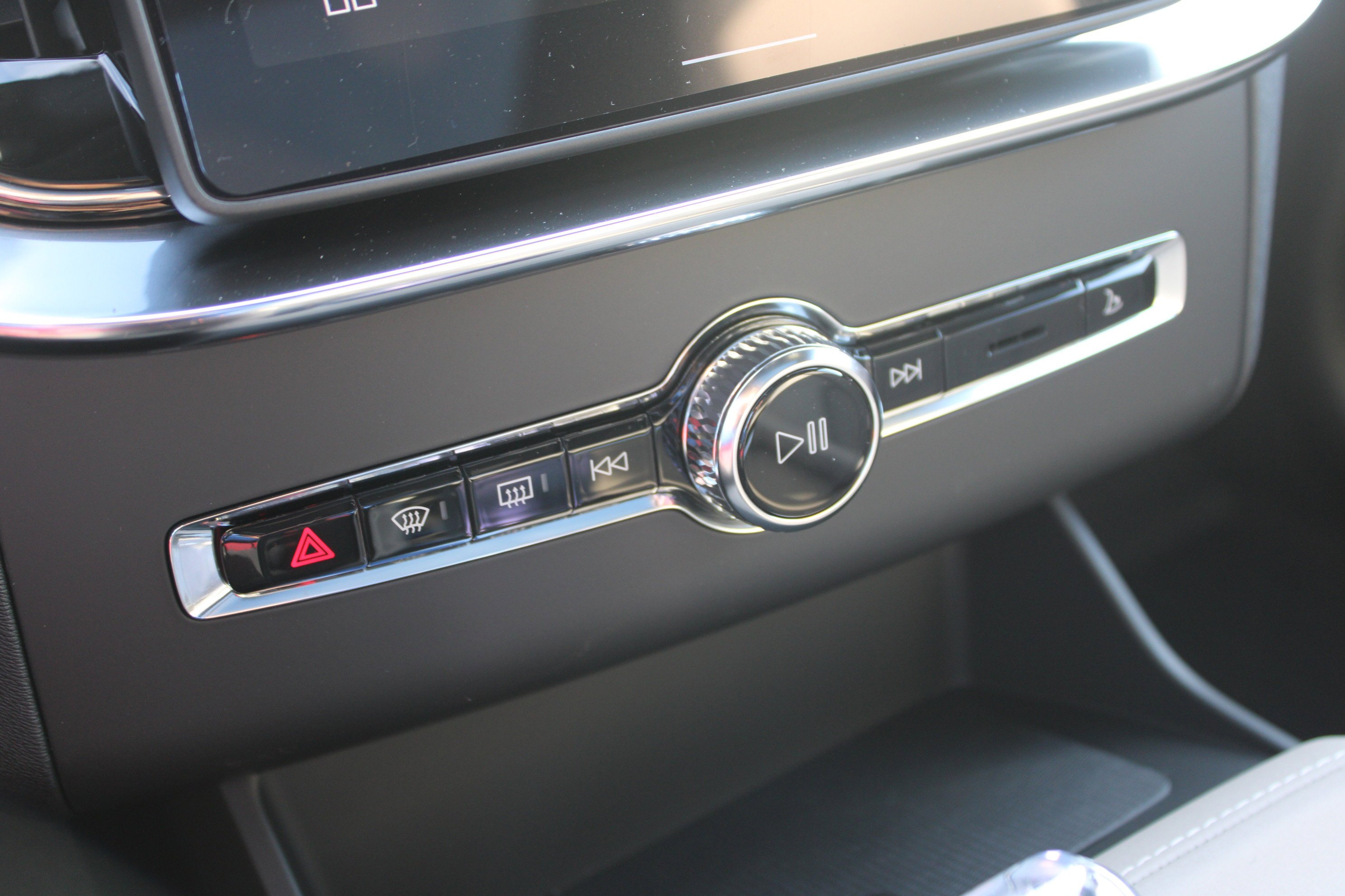 New 2026 Onyx Black Metallic Volvo Plus image 27