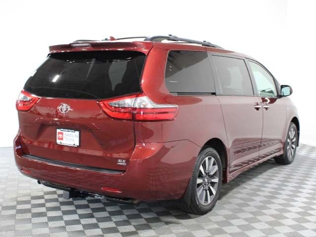 Used 2020 Salsa Red Pearl Toyota XLE 7-Passenger image 6