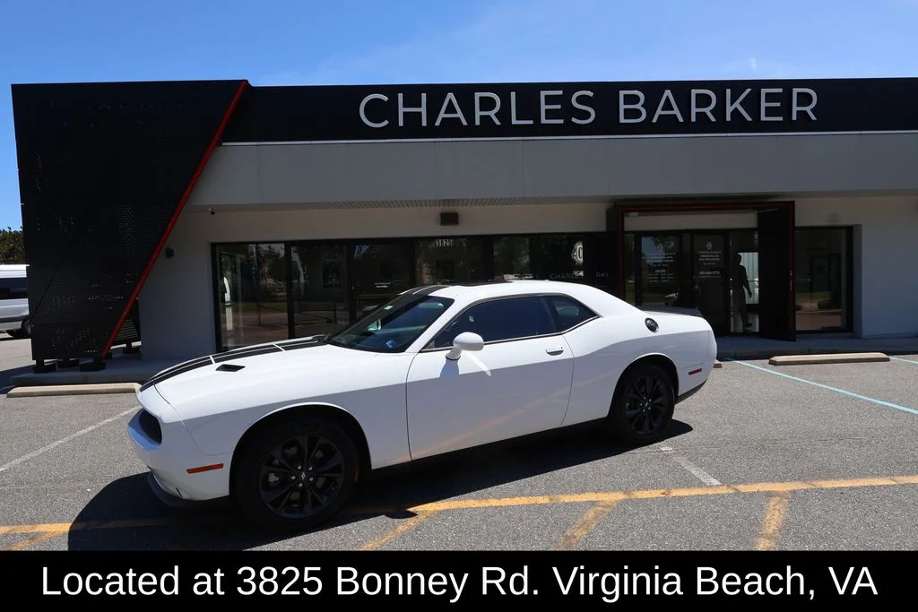 Used 2023 White Dodge SXT image 2