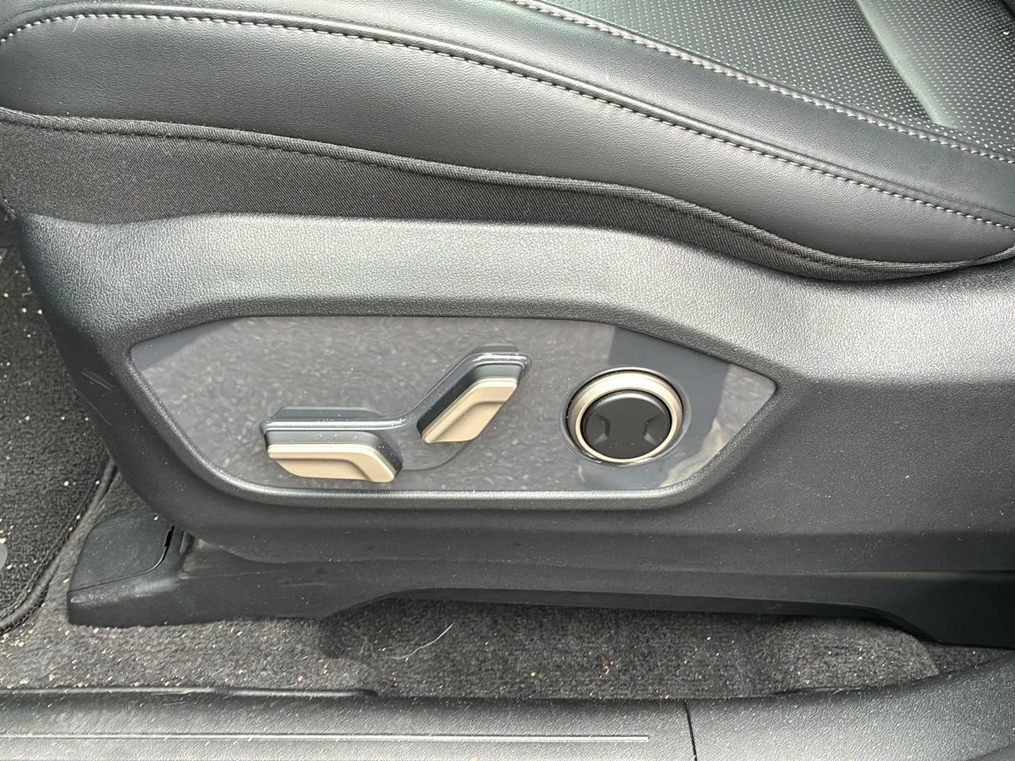 Used 2027 Ebony Black Kia S image 22