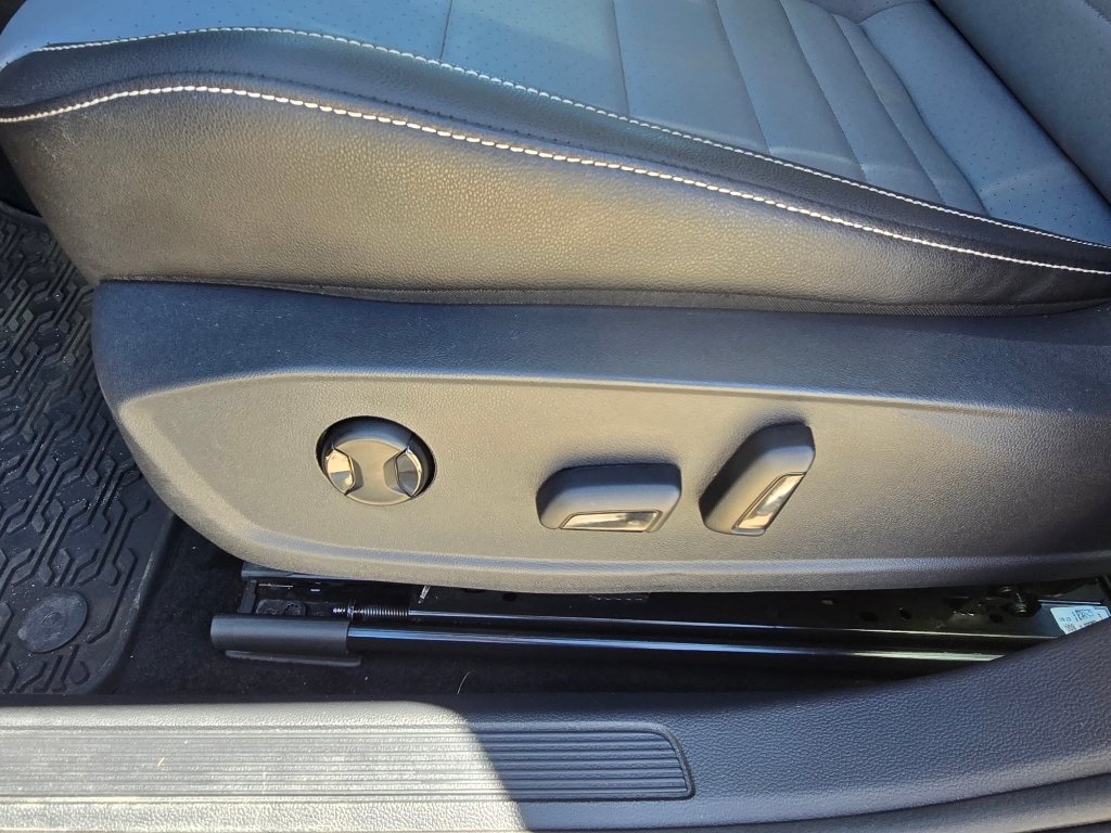 Used 2025 Deep Black Pearl Volkswagen SE image 16