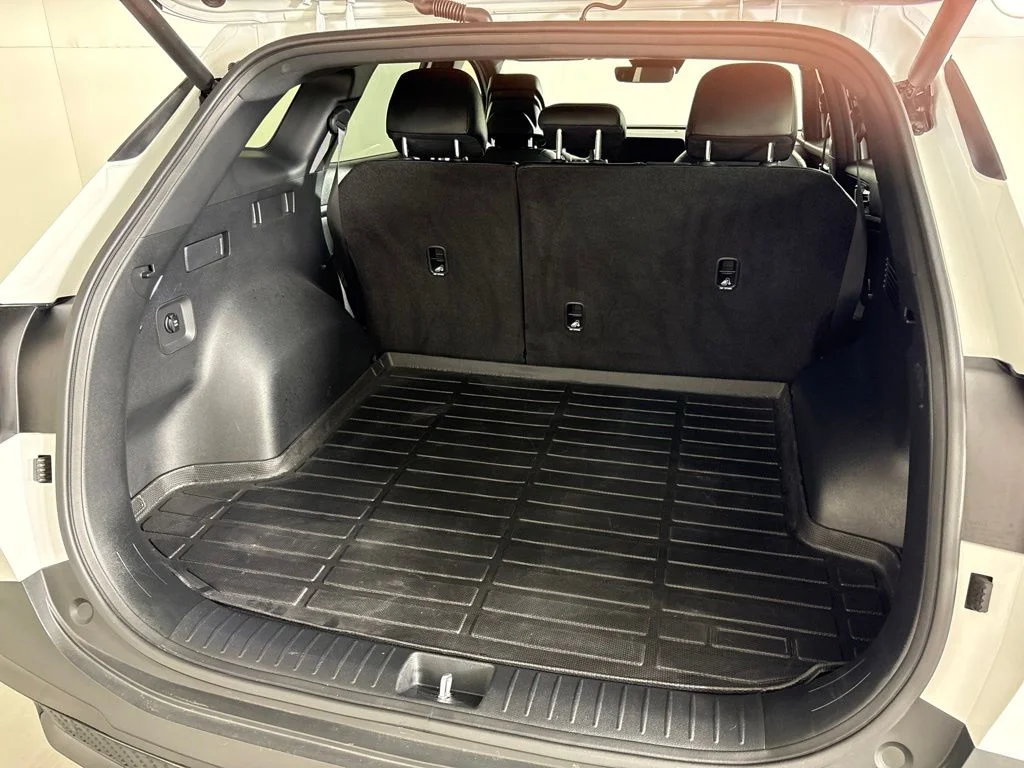Used 2025 White Kia X-Line image 20