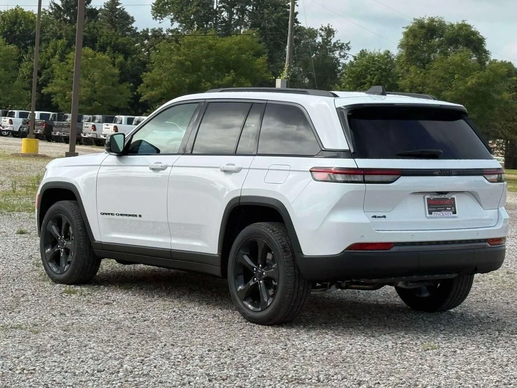 New 2026 Bright White Clear-Coat Exterior Paint Jeep Limited image 8