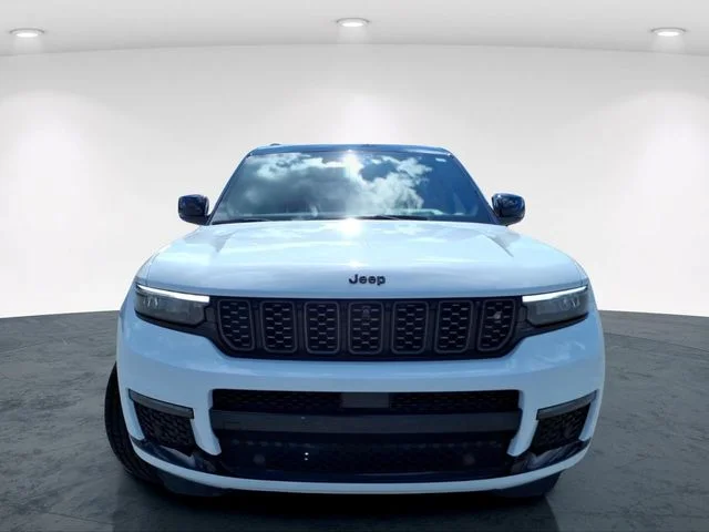 Used 2025 White Jeep Summit image 4