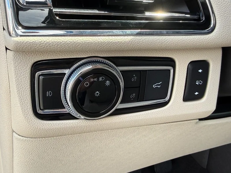 Used 2021 Pristine White Lincoln Reserve image 20