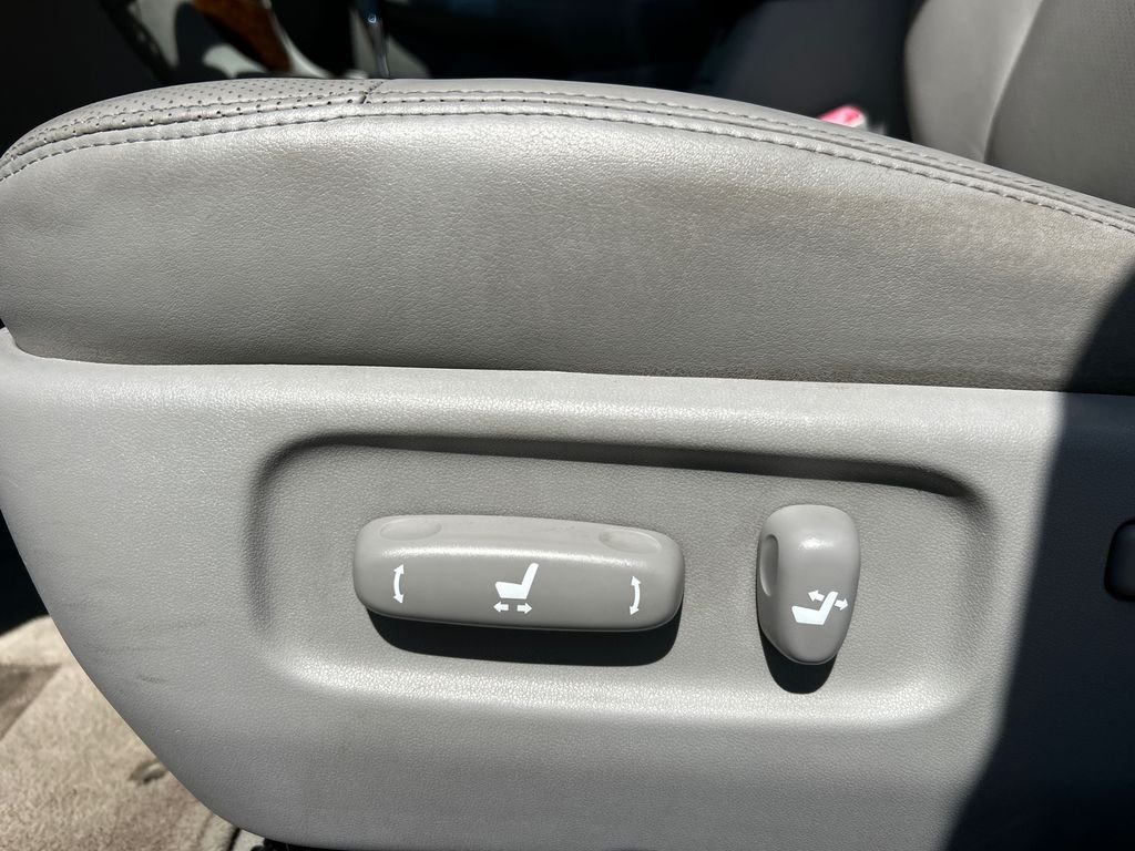 Used 2005  Lexus 330 image 10