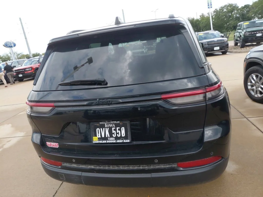 Used 2023 Black Jeep Altitude X image 5