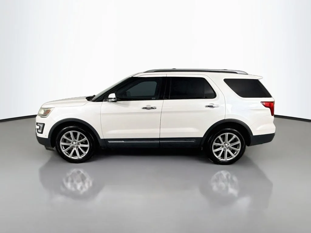 Used 2017 White Platinum Clearcoat Metallic Ford Limited image 2