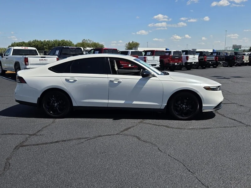 Used 2025 Platinum White Pearl Honda SE image 14