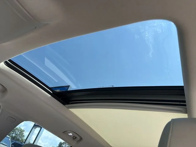 Used 2019 White Buick Essence image 24
