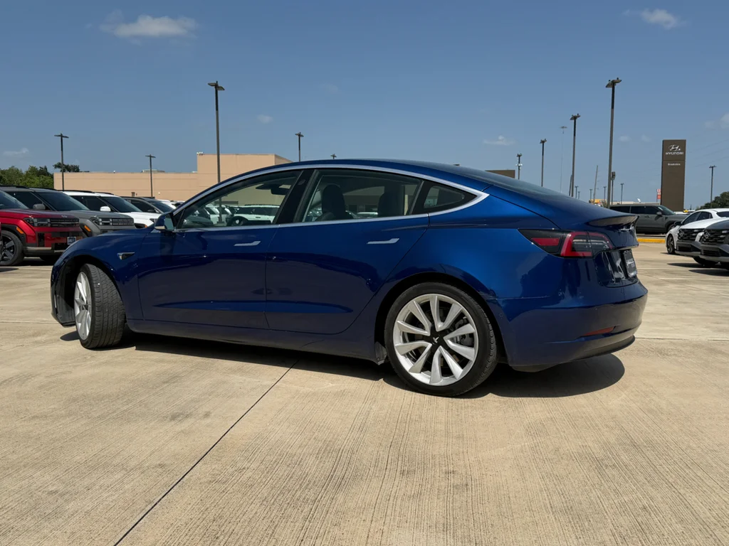 Used 2020  Tesla Standard Range image 3
