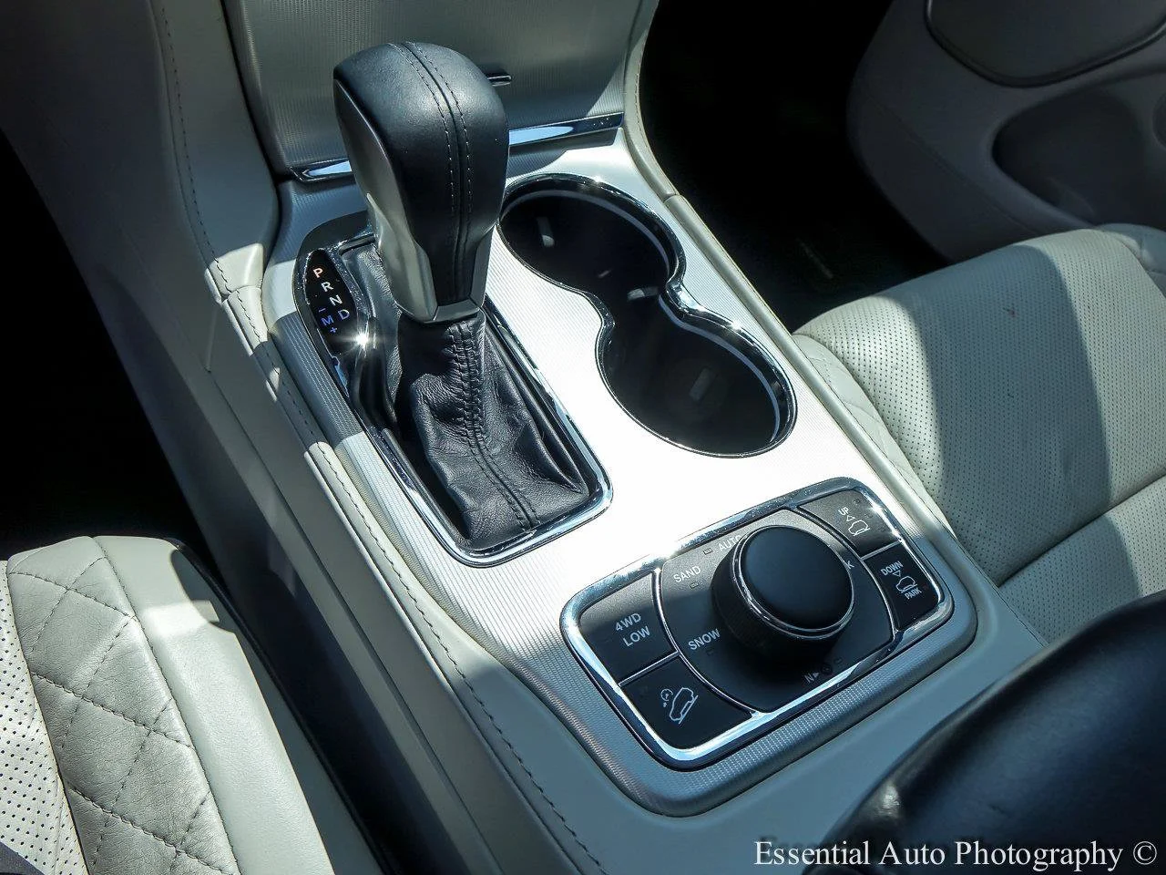 Used 2020 Diamond Black Crystal Pearlcoat Jeep Summit image 18