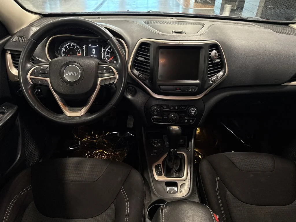 Used 2015 Red Jeep Latitude image 11