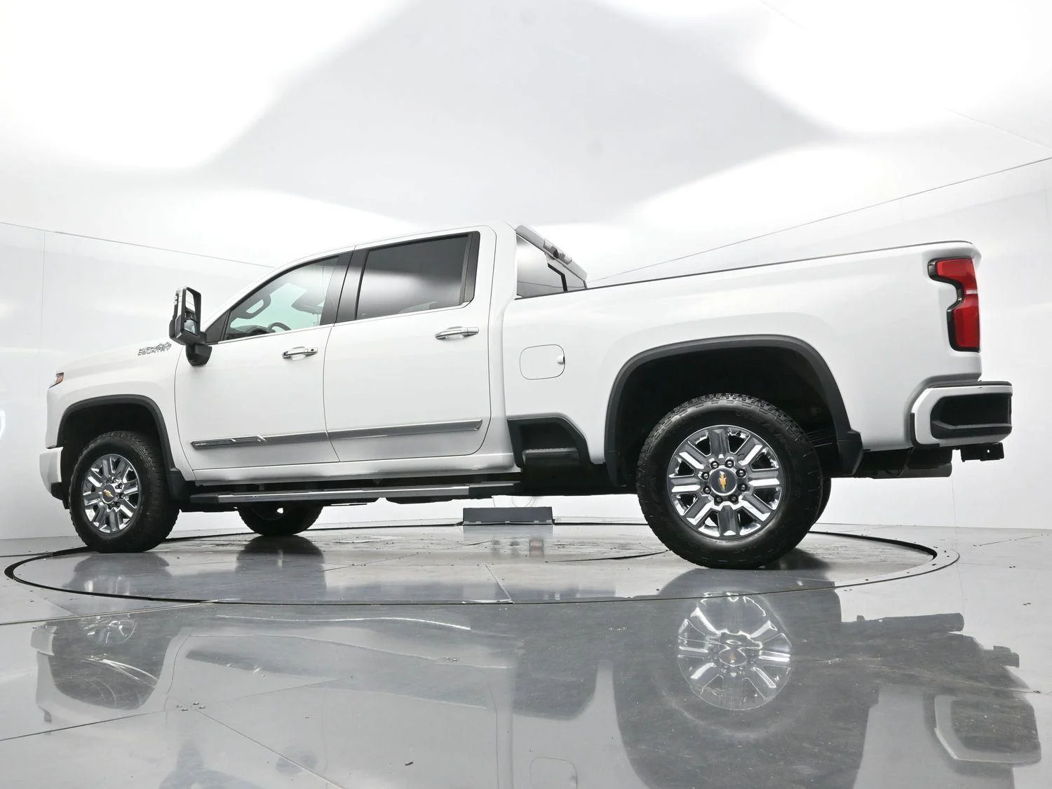 Used 2024 Summit White Chevrolet High Country image 40