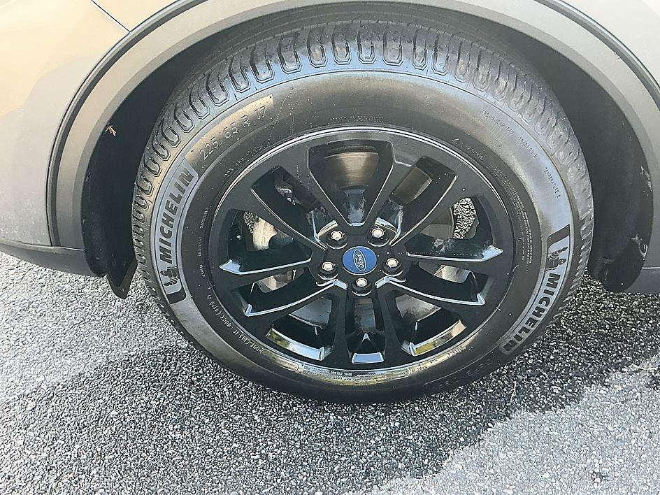 Used 2021 Gray Metallic Ford SE image 9