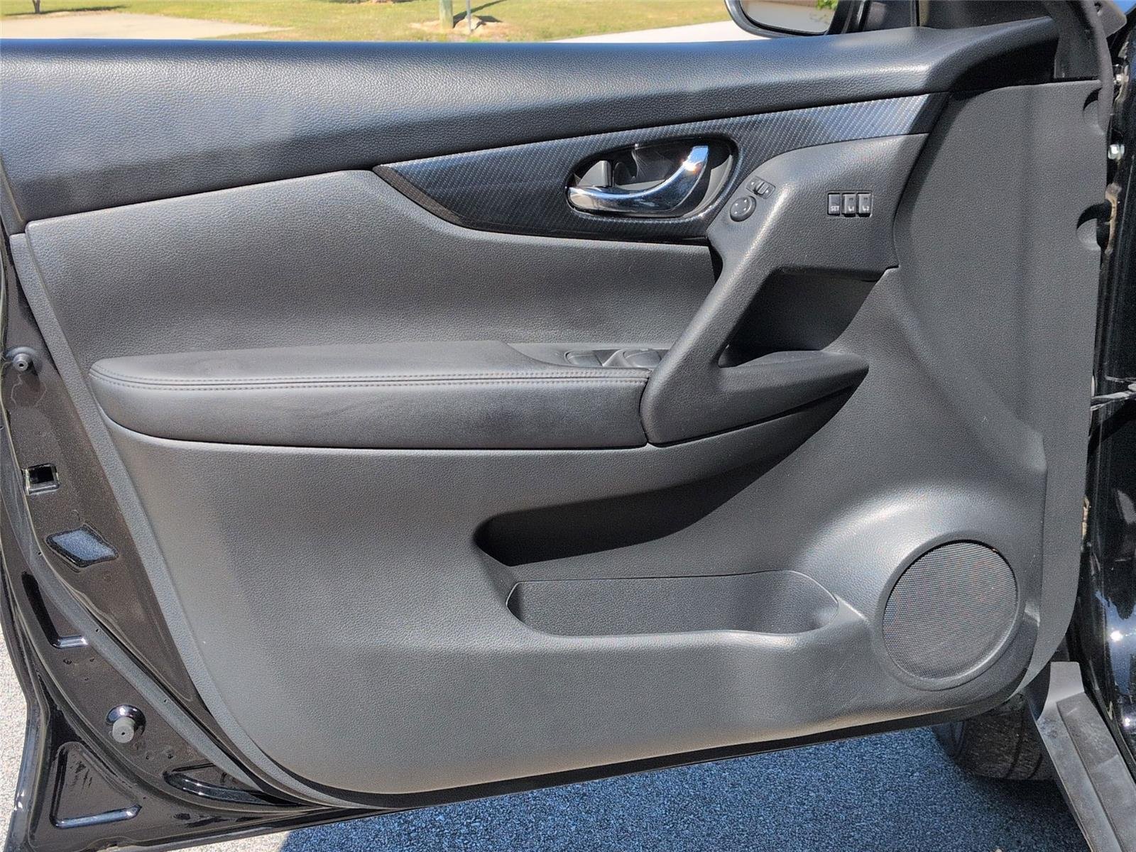 Used 2018 Magnetic Black Nissan SL image 15