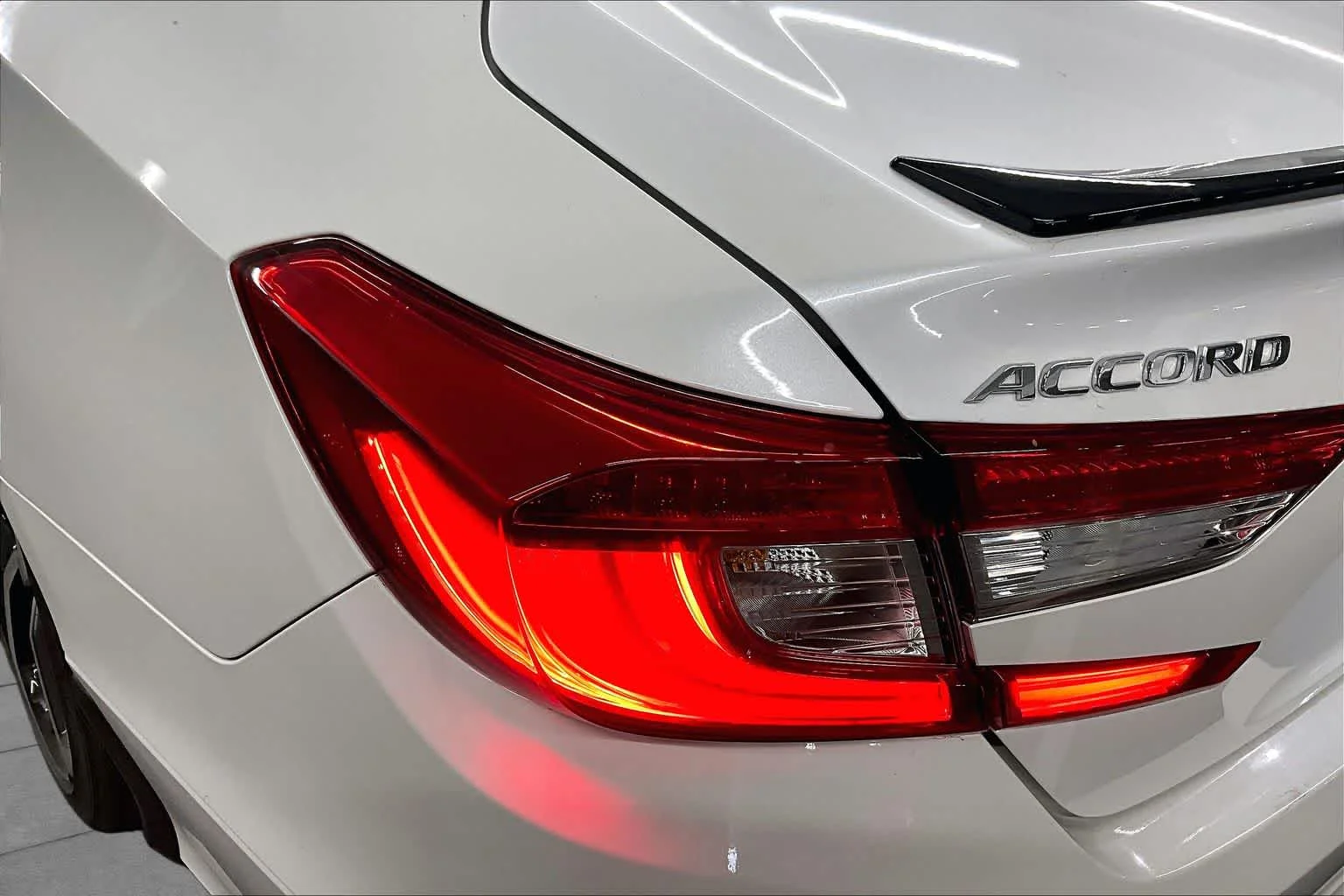 Used 2022 Platinum White Pearl Honda Sport image 29