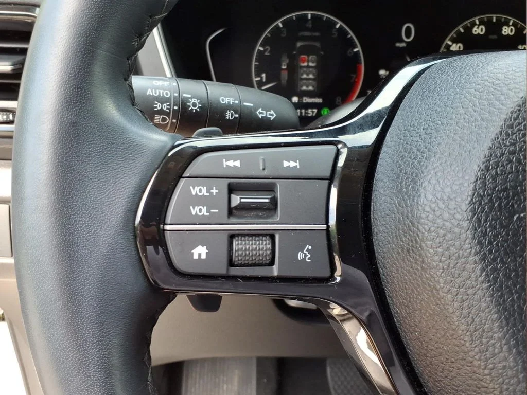 Used 2023 White Honda Touring image 11