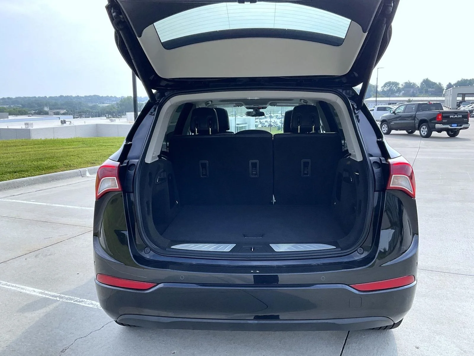 Used 2020 Black Buick Essence image 9