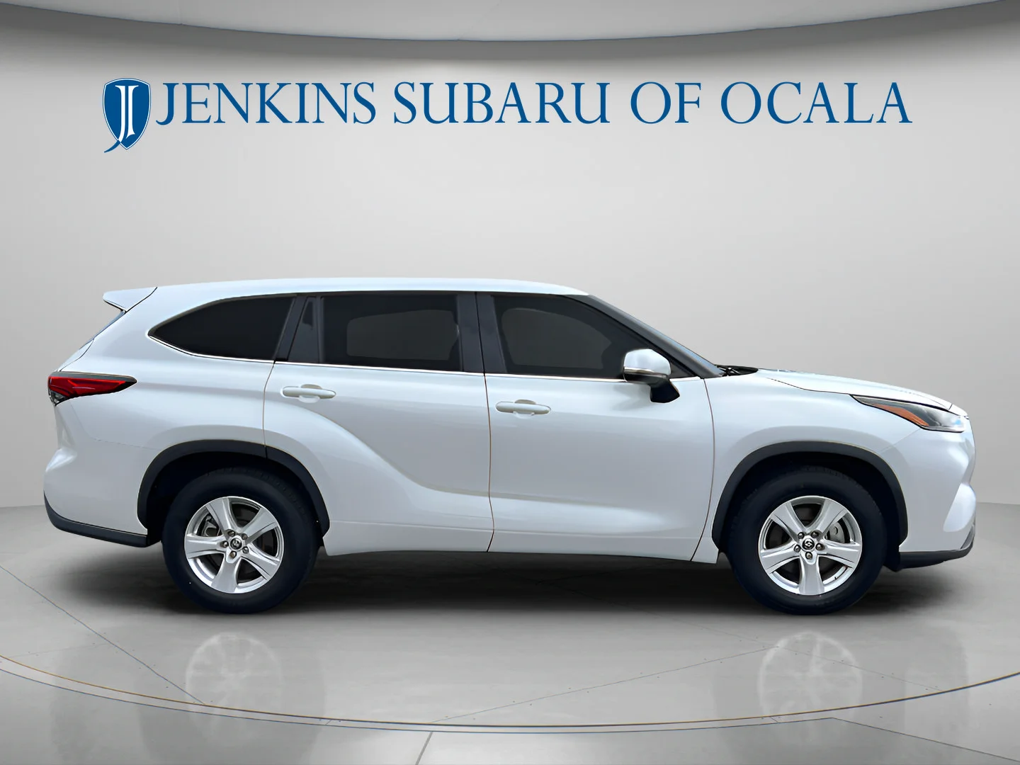 Used 2022 Pearl Toyota Hybrid LE image 2
