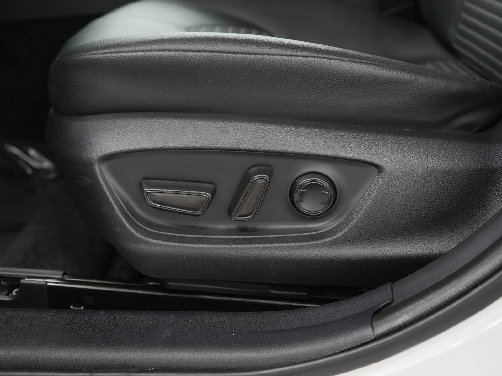 Used 2022  Toyota SE image 25