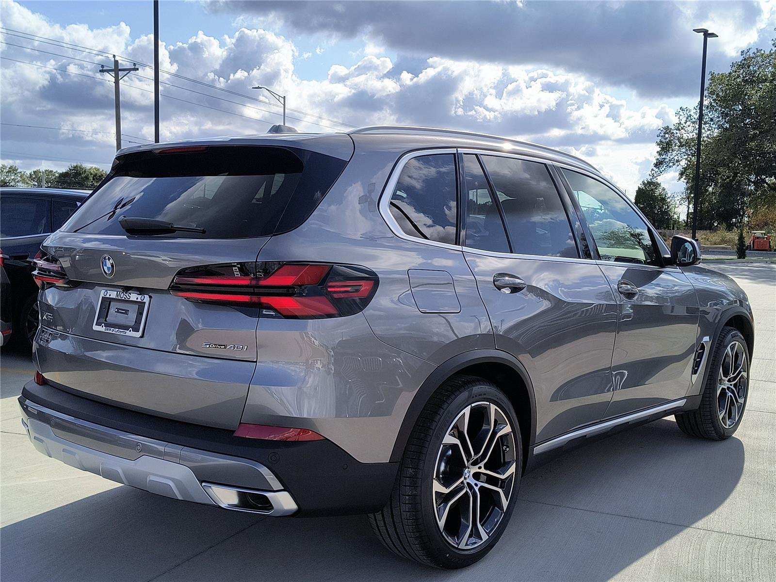 Used 2026 Skyscraper Grey Metallic BMW sDrive40i image 5