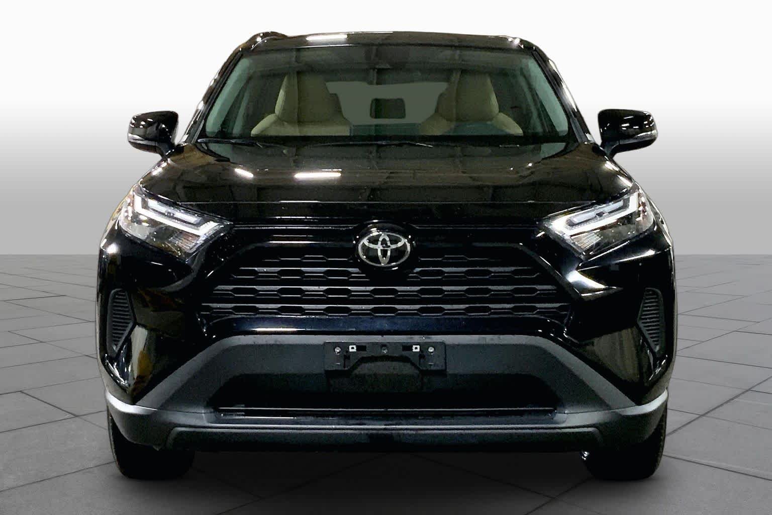 Used 2025 Midnight Black Metallic Toyota XLE image 4