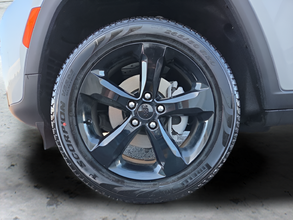 New 2026 Silver Zynith Exterior Paint Jeep Limited image 18