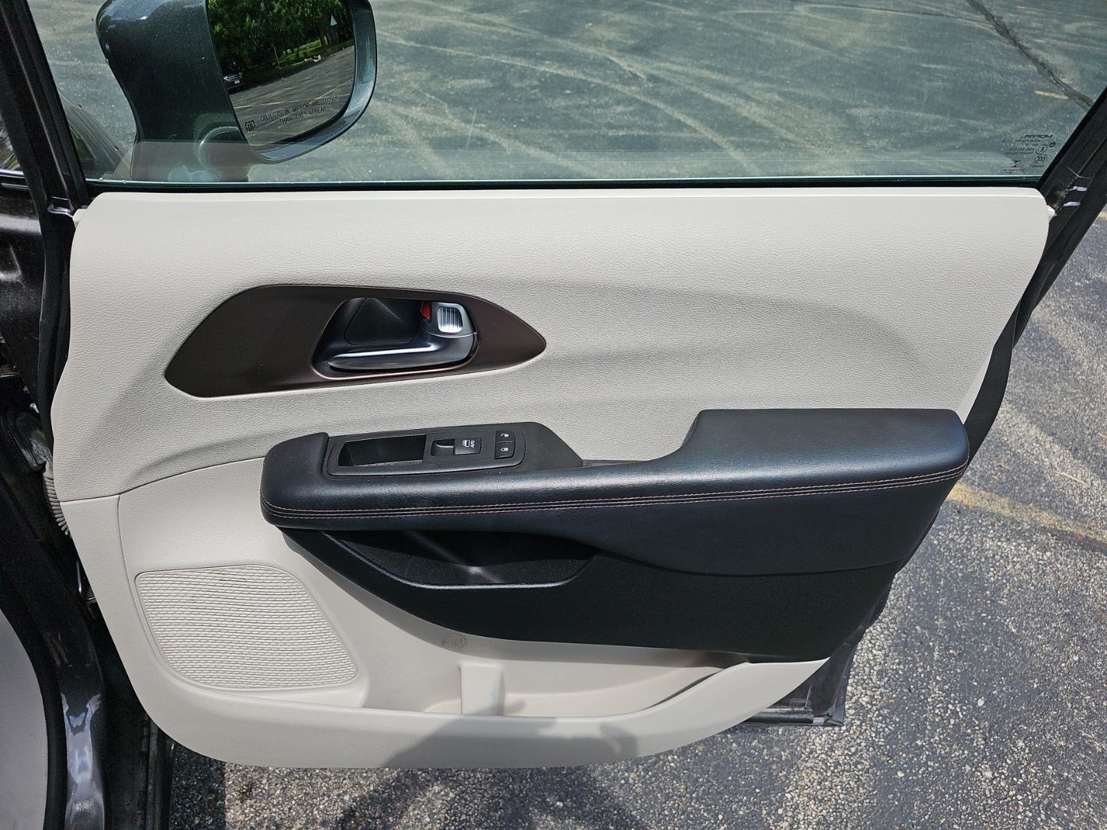 Used 2019 Granite Crystal Metallic Clearcoat Chrysler Touring L Plus image 14