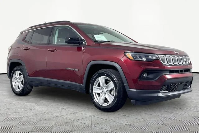 Used 2022 Red Jeep Latitude image 3