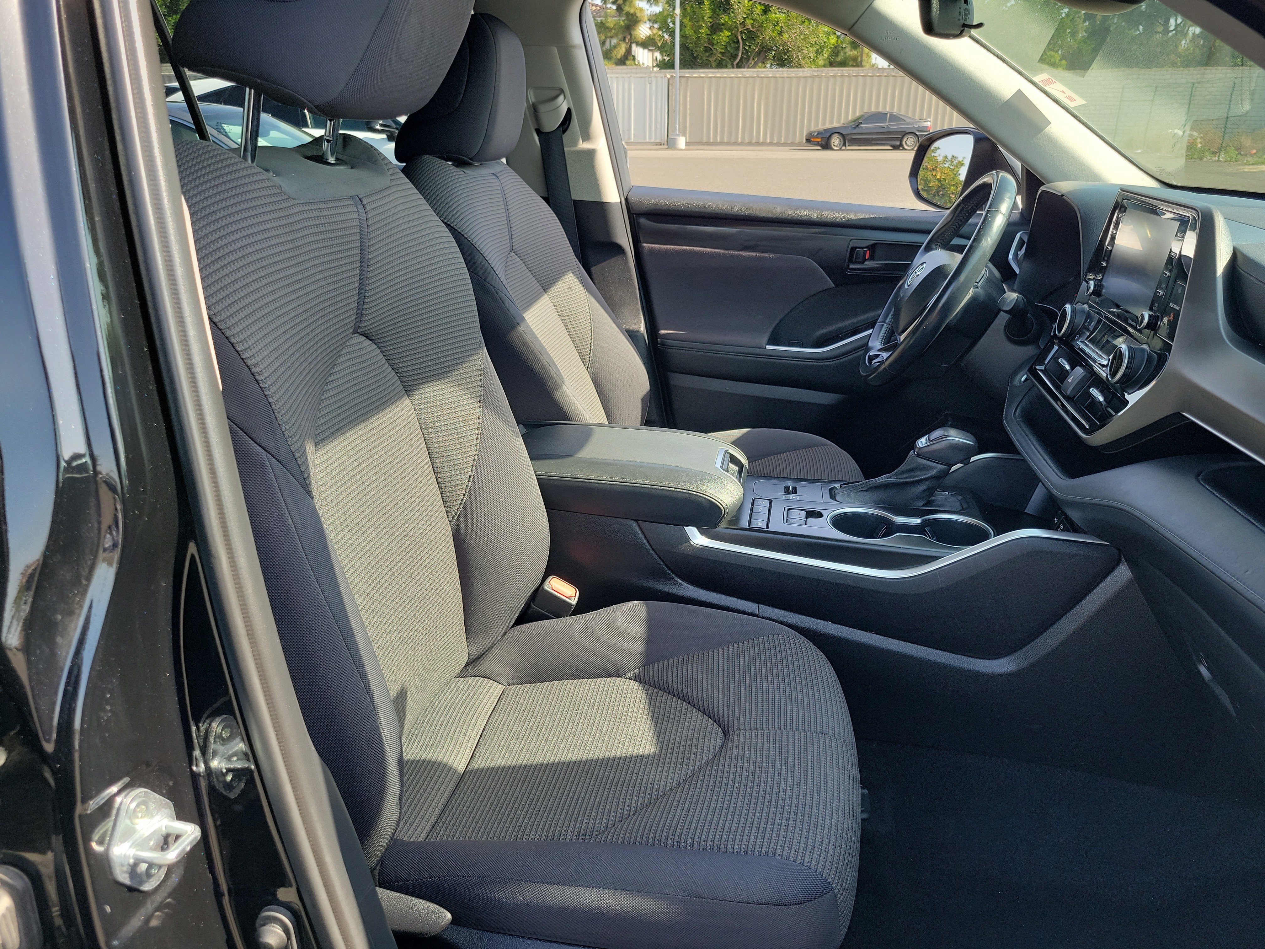 2021 Toyota Highlander LE - Photo 18