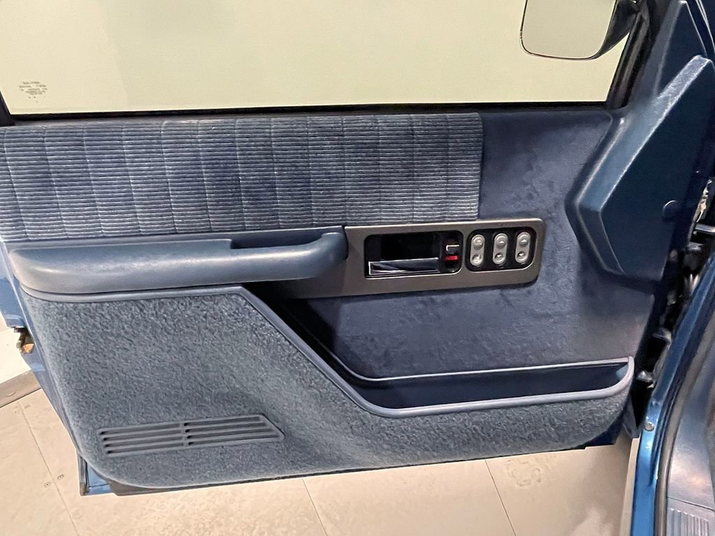 Used 1992  Chevrolet NA image 55