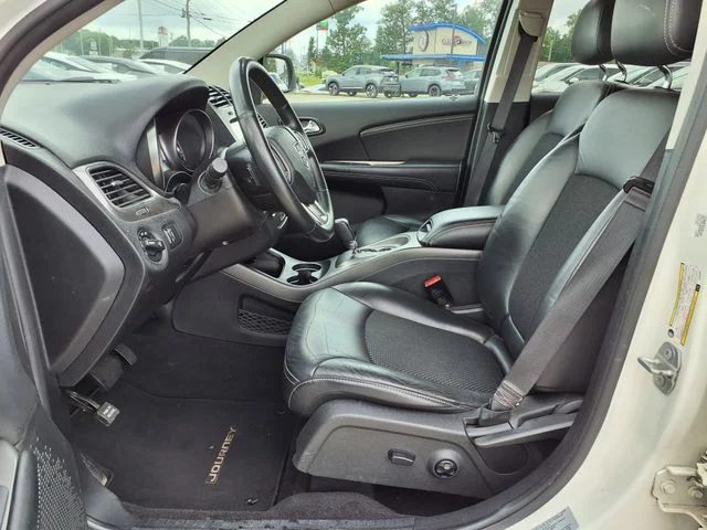 Used 2017 White Dodge Crossroad image 3