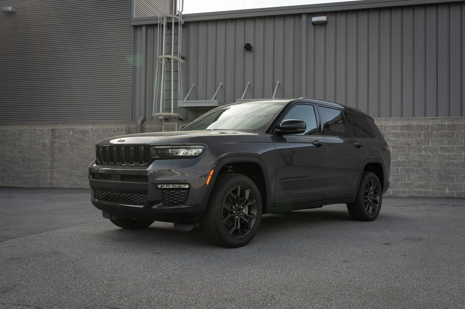 New 2025 Baltic Gray Metallic Clear-Coat Exterior Paint Jeep Limited image 3