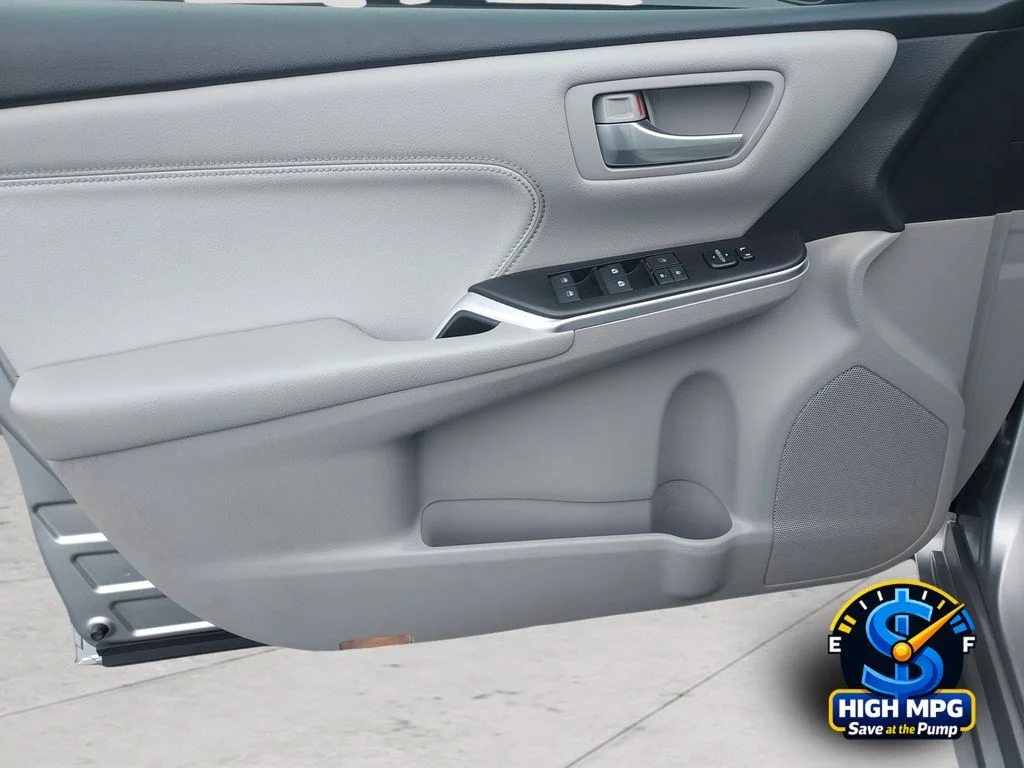 Used 2017 Silver Toyota XLE image 28