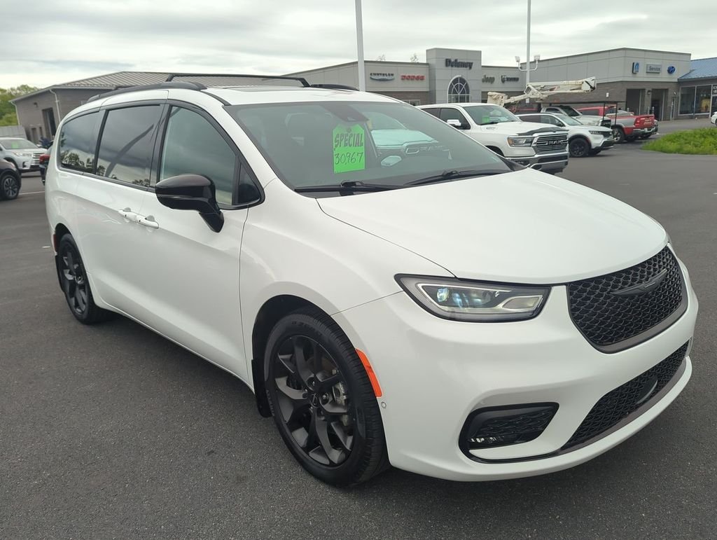 2024 Chrysler Pacifica Touring L's photo