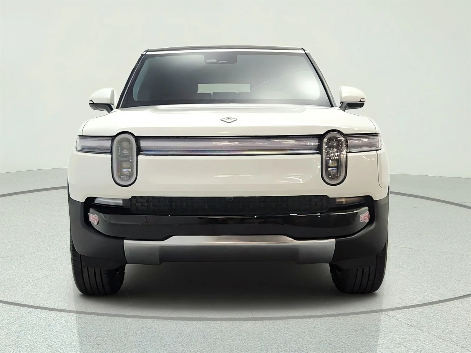 Used 2025  Rivian Adventure image 2