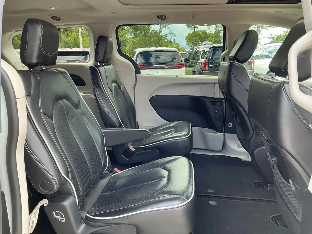 Used 2023 White Chrysler Limited image 22